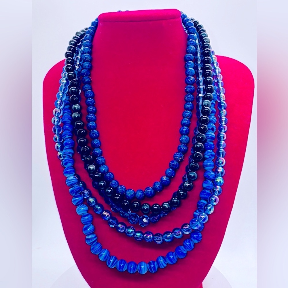 Blue glass and acrylic beads necklace. Vintage.​​
